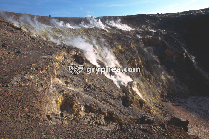 Solfatares et fumeroles dans le cratère du Vulcano (Iles éoliennes, Sicile) - gryphea.org